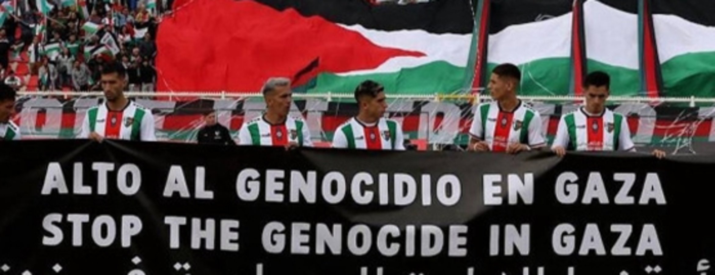 Palestino futbol kulübü sahaya Gazze’de soykırımı durdurun pankartıyla çıktı