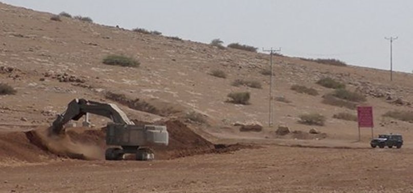 ISRAELI ARMY DIGS TRENCH ALONG JORDAN BORDER