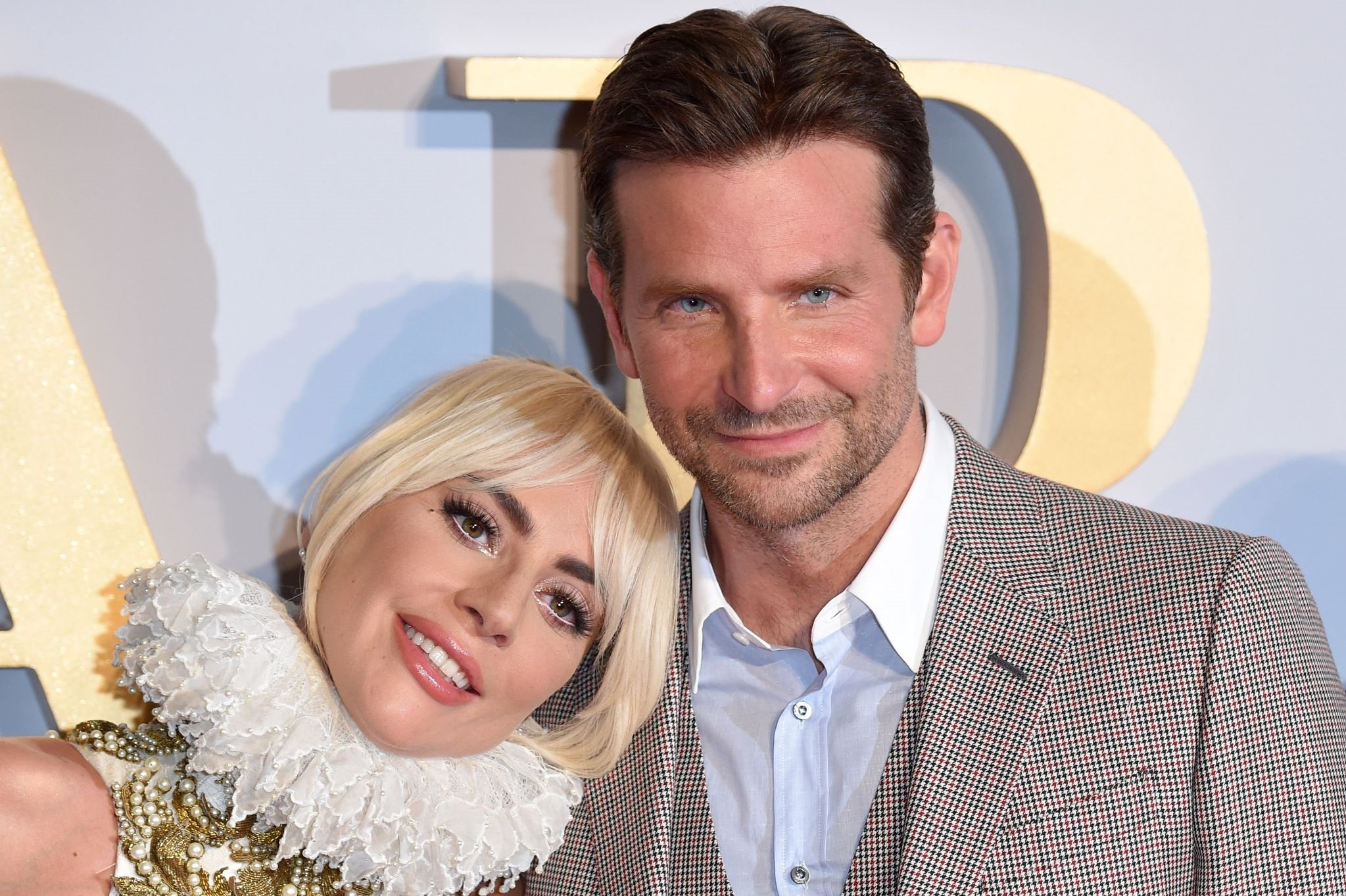 LADY GAGA, BRADLEY COOPER’A DESTEK VERDİ