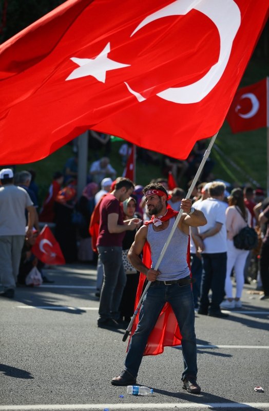Türkiye demokrasi nöbetinde!