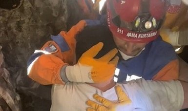 Incredible rescue at 170th hour in Hatay: Man walks out of rubble