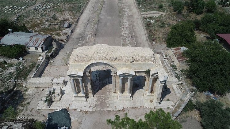 Anavarza Antik Kenti’nde gladyatör mezarlarına rastlandı