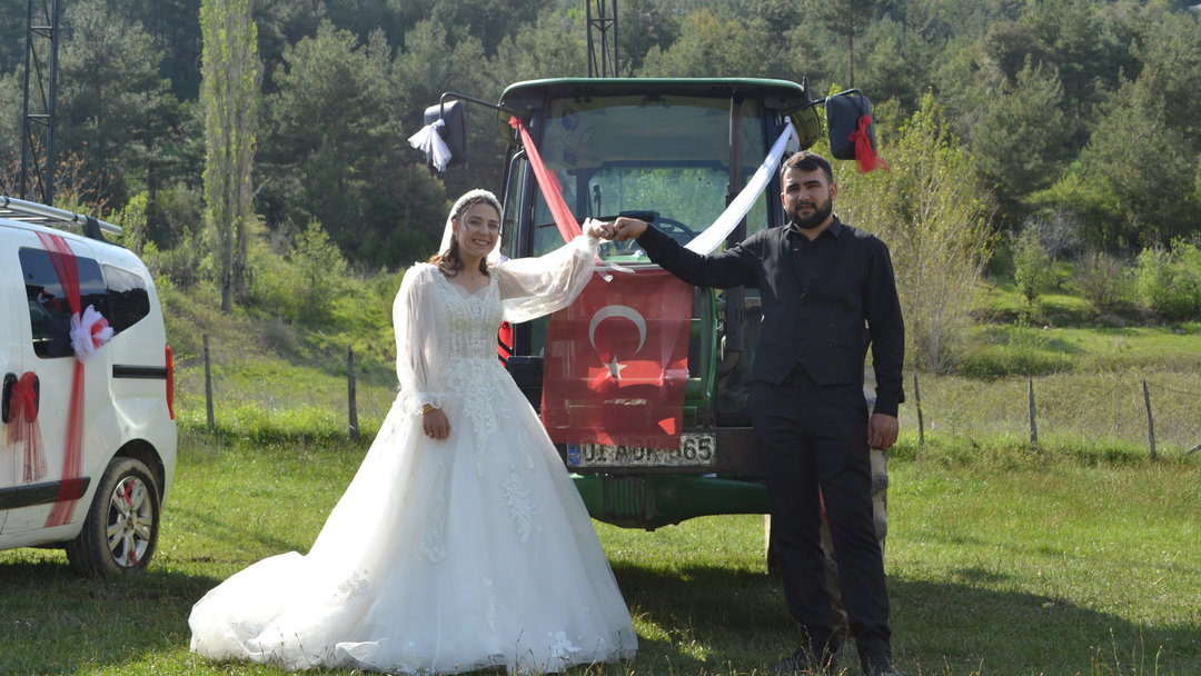 ADANALI ÇİFT TRAKTÖRÜ DÜĞÜN ARABASI YAPTI