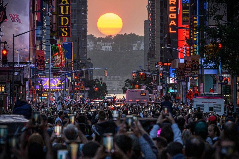 New Yorkers gather to watch Manhattanhenge