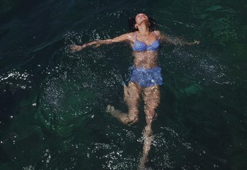 Bella Hadid St. Bartsta Yazı Başlattı