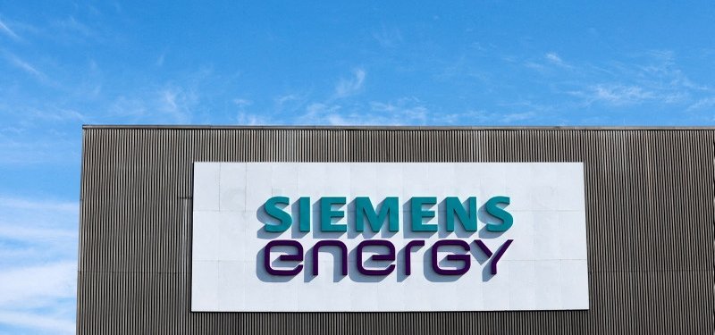 Siemens reports 'flying start' to fiscal year, raises outlook