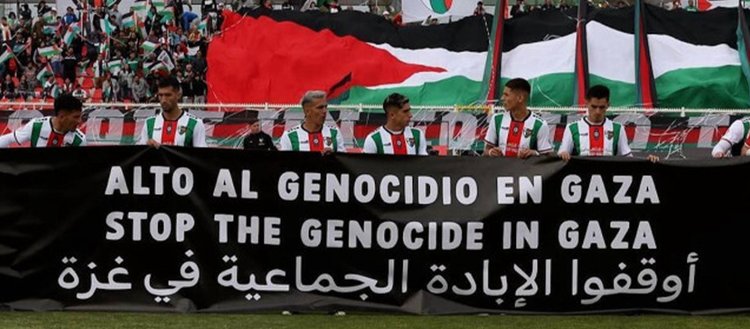 Palestino futbol kulübü sahaya Gazze’de soykırımı durdurun pankartıyla çıktı