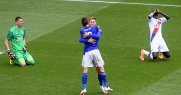 Vardy passes 100 career goals in EPL in easy Leicester win