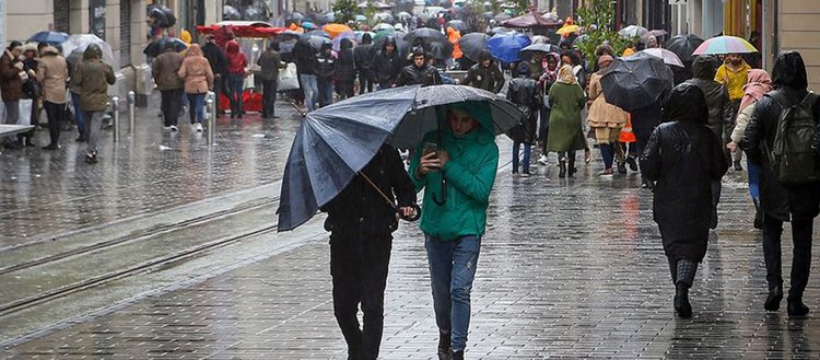 İstanbul’da yağışlı havanın da etkisiyle trafik yoğunluğu yaşanıyor