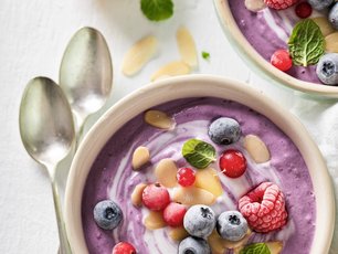 Yaban Mersinli Smoothie Bowl