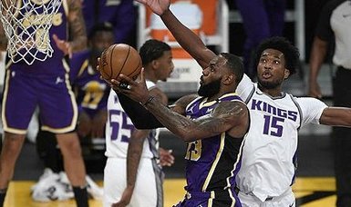 Kings down Lakers despite LeBron James' return