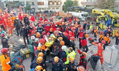 AFAD rescue team pulls 4-year old girl out alive from debris 91 hours after Izmir quake