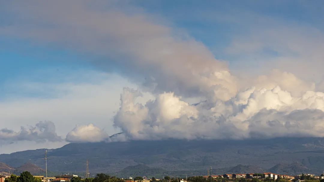 ETNA YANARDAĞI’NIN KÜL PÜSKÜRTMESİ HAVA ULAŞIMINI OLUMSUZ ETKİLEMEYE DEVAM EDİYOR.