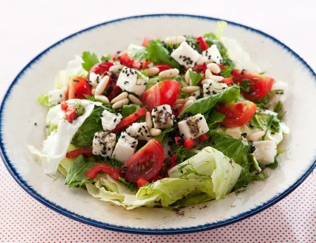 Baharat Soslu Peynirli Salata