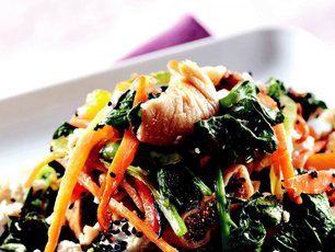 Kuru Meyveler Eşliğinde Turp Otu Salatası