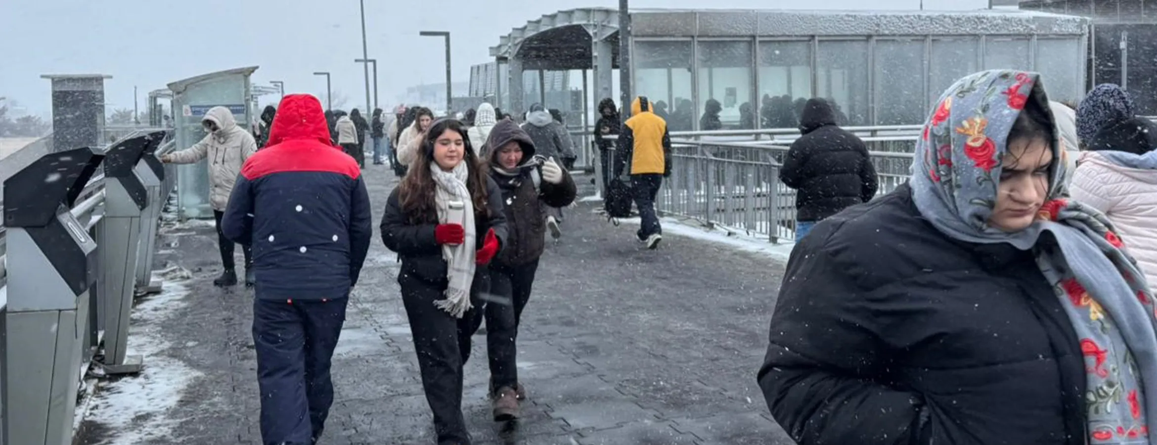 İstanbul Beyaza Büründü: Kar Yağışı Sürüyor