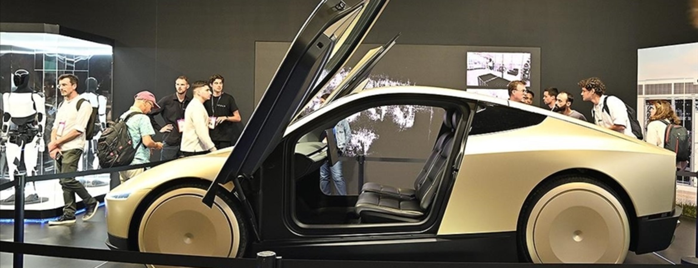 Musk’ın sürücüsüz taksi hizmeti sunacak aracı Cybercab, VivaTech’te görücüye çıktı