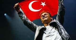 Türk bayrağıyla sahnede dolaştı