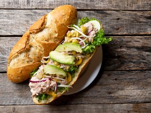 Közlenmiş Biberli ve Ton Balıklı Sandviç