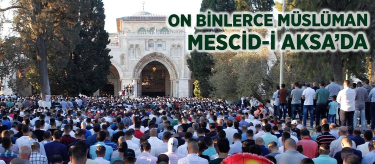 On binlerce Müslüman bayram namazı için Mescid-i Aksa’da