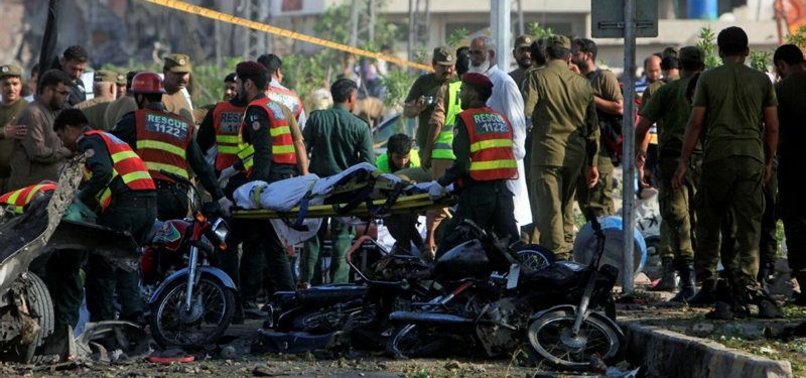SUICIDE ATTACKER KILLS 25 IN PAKISTANS LAHORE