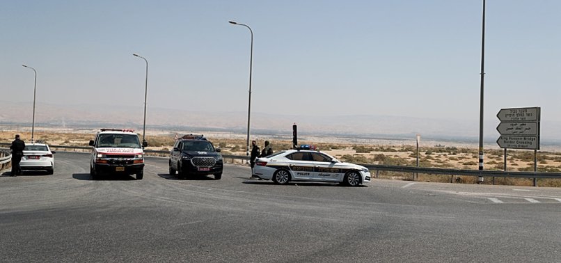 GUNMAN KILLS 3 ISRAELI GUARDS AT WEST BANK CROSSING