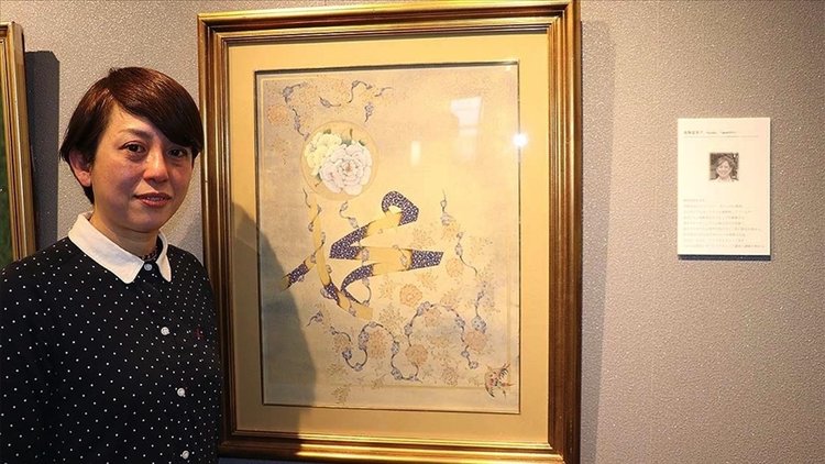 Japon müzehhip Fumiko, eserinde Hz. Muhammed’in ismi ile gül motifini birlikte resmetti