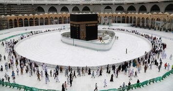 Saudi Arabia suspends prayers at mosques over coronavirus
