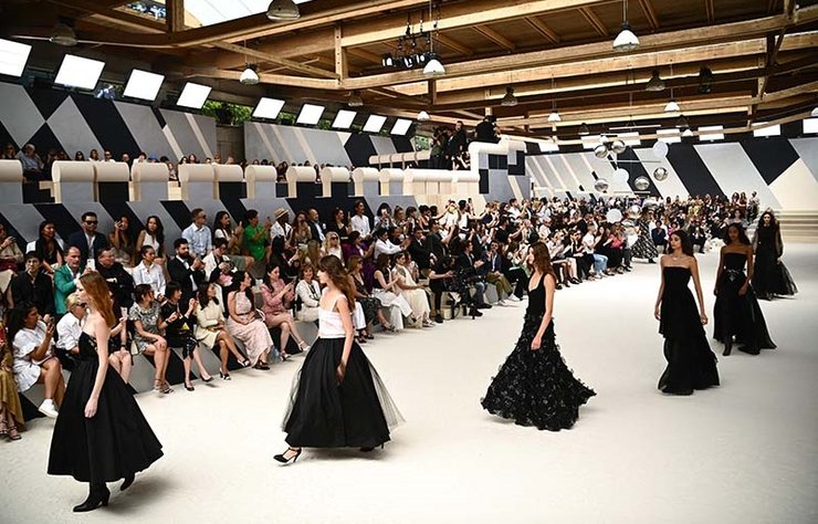 Chanel 2022-23 Sonbahar/Kış Haute Couture defilesi Paris Moda Haftasında modaseverlerle buluştu.
