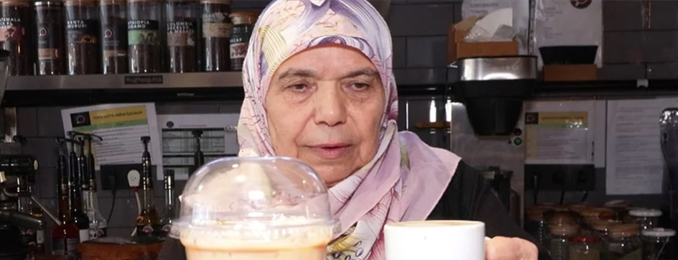 Yeni nesil kahve dükkanında 70 yaşında baristalık yapıyor