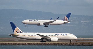 United Airlines, taytlı kız çocuklarını uçağa almadı