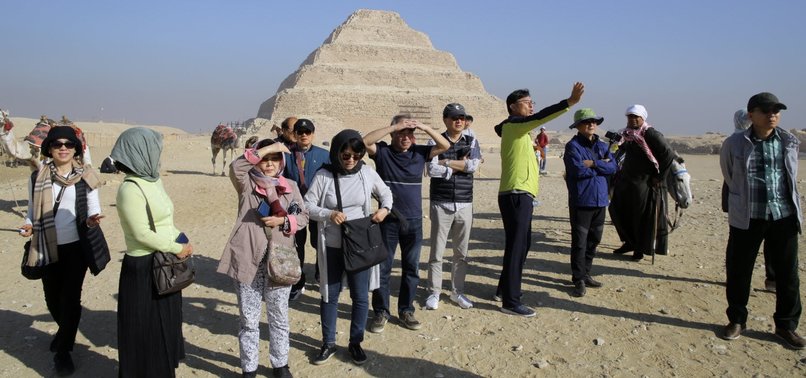 BOMB STRIKES TOURIST BUS NEAR EGYPTS GIZA PYRAMIDS, KILLS 2
