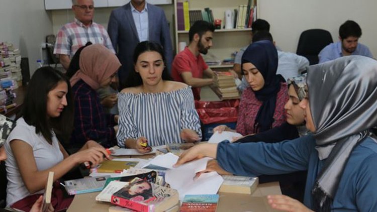 Yıpranan kitaplar üniversiteli gençlerin elinde yenileniyor