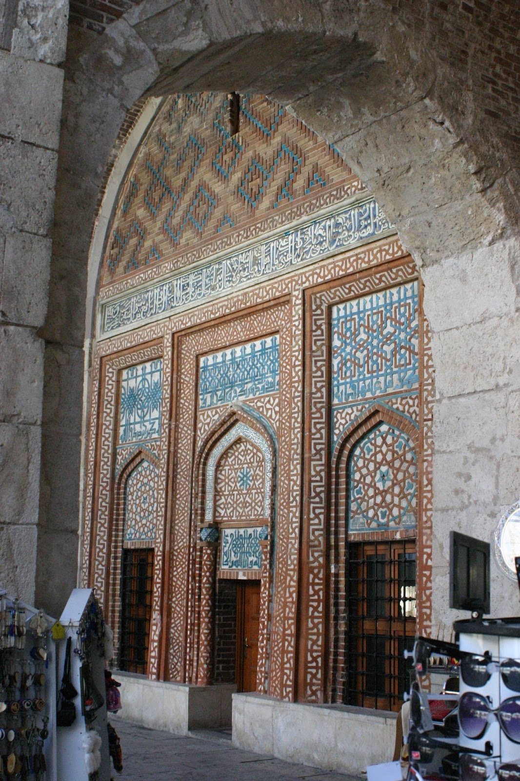 ÇİNİ SÜSLEME UYGULANMIŞ İLK ÖNEMLİ YAPI