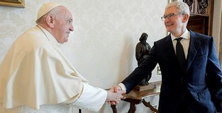 Mobile phone critic Pope Francis meets Apple chief Tim Cook