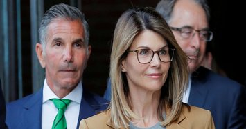 Actress Lori Loughlin faces hearing in U.S. college cheating scandal