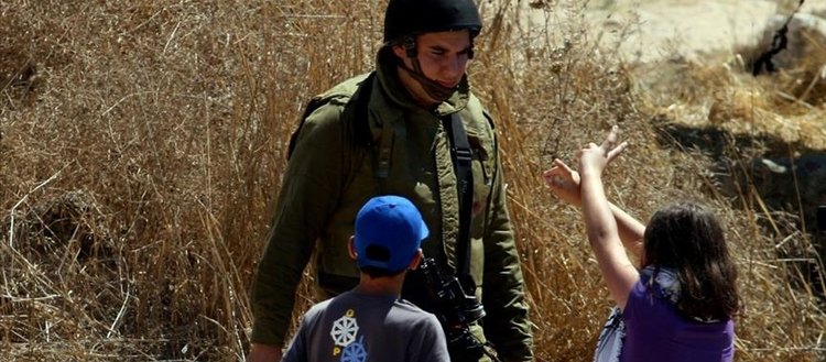 İsrail polisi Kudüs’te Filistinli gençleri ve çocukları gözaltına aldı