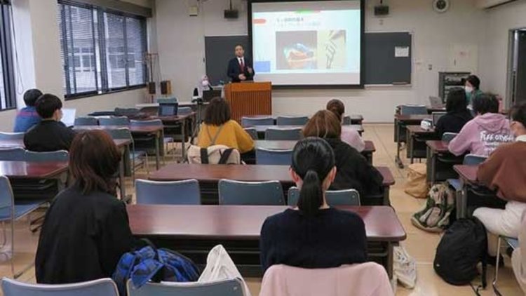 Japonya’da üniversite öğrencilerine ezan semineri