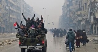 Halep’te sivilleri taşıyan konvoya ateş açıldı!