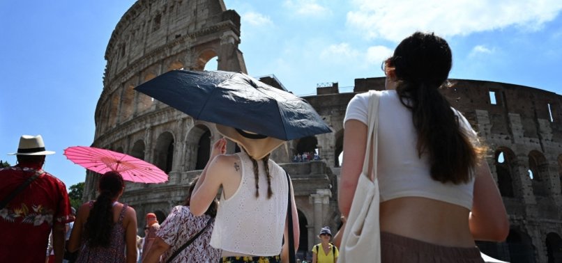 GERMAN TOURIST CAUGHT SCRATCHING WALL IN COLOSSEUM IN ROME