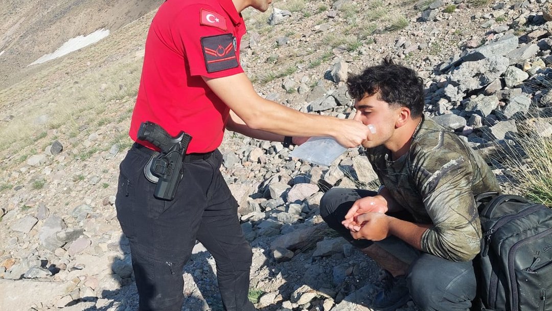 ERCİYES DAĞI’NDA MAHSUR KALAN DAĞCI KURTARILDI