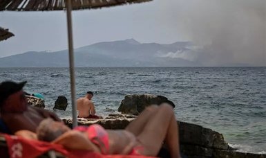Shocking images from Greece on social media, vacationers continue amid battle with fires