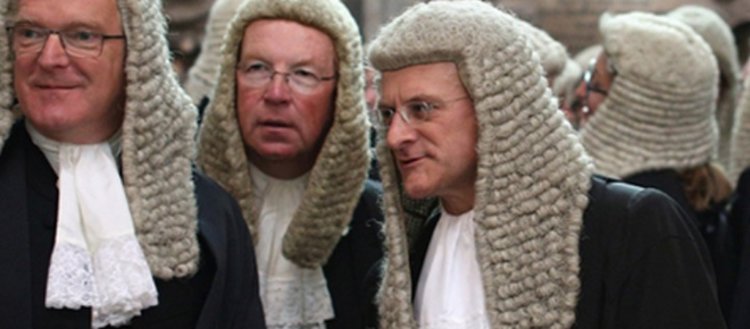 Eskiden hakim ve avukatlar mahkemede neden peruk...