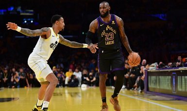 LeBron James tops 39,000 points as Lakers rout Jazz