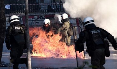 Greek hooligans seriously injure officer, Super League games off