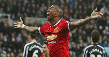 Ashley Young signs new Man Utd deal