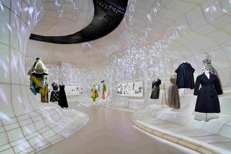Christian Dior: Designer of Dreams Sergisi