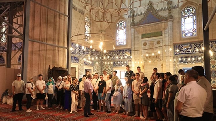 Edirne’deki yaz kampına katılan Balkanlar’da yaşayan öğrenciler Selimiye Camisi’ni gezdi