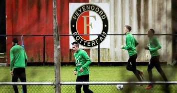 Dutch football veteran van Persie returns to Feyenoord