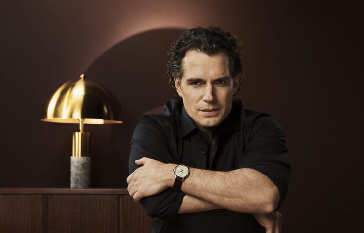 Zarafet denince akla gelen ilk isimlerden biri olan Henry Cavill, Longines’in en yeni “Zarafet Elçisi” oldu. Cavill, süper kahraman güçlerine sahip olmasa da karizması, etkileyici stili ve tabii ki doğuştan gelen zarafetiyle girdiği her ortamda çarpıcı bir etki bırakıyor.